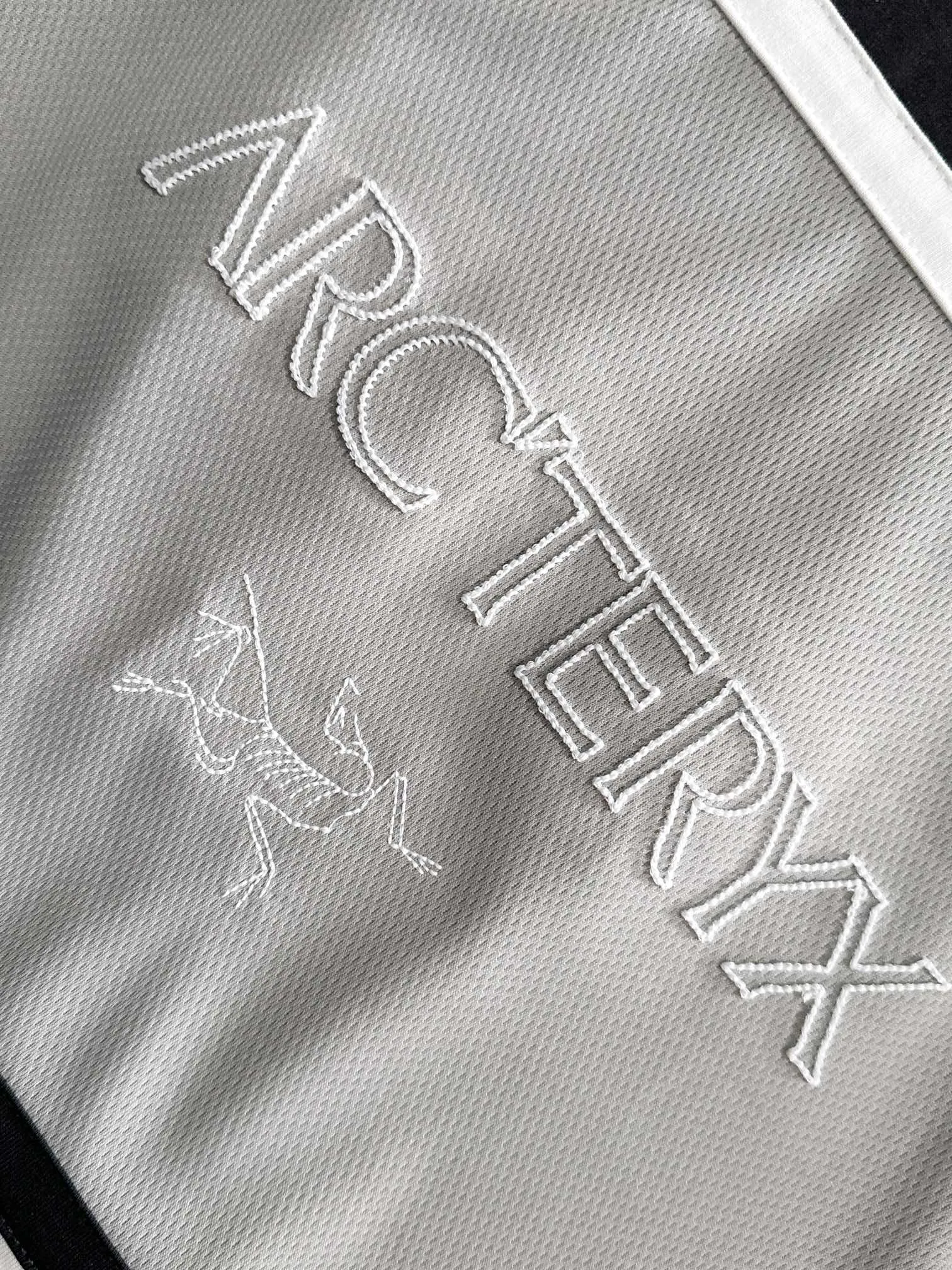 ARC TERYX 2026New Arrival Breathable logo Same Style t 100％ 32 ：Black White Size：S M L XL
